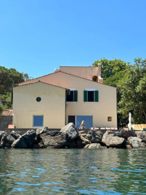 Casa Grande, historic Villa by the sea, in the sea Portoferraio